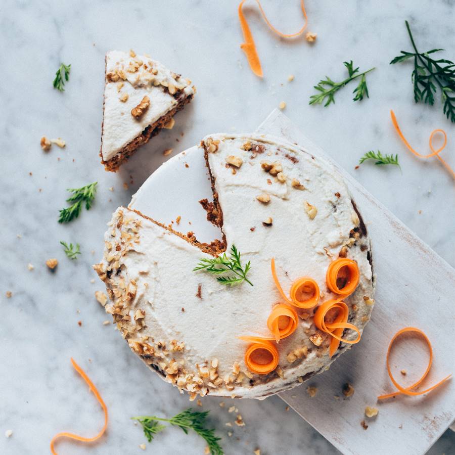 Tarta de zanahoria vegana: fácil y saludable (con frosting de anacardo y coco)