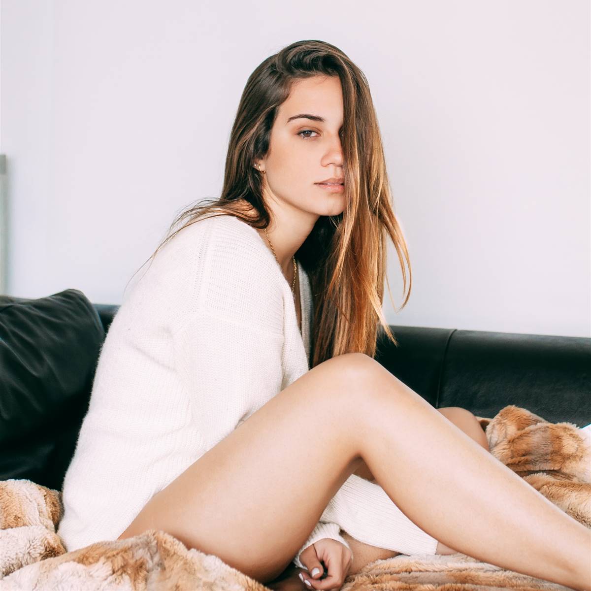 Mujer sentada en la cama