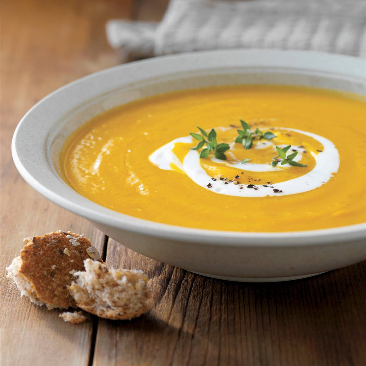 Crema-de-calabaza-con-yogur-y-tomillo