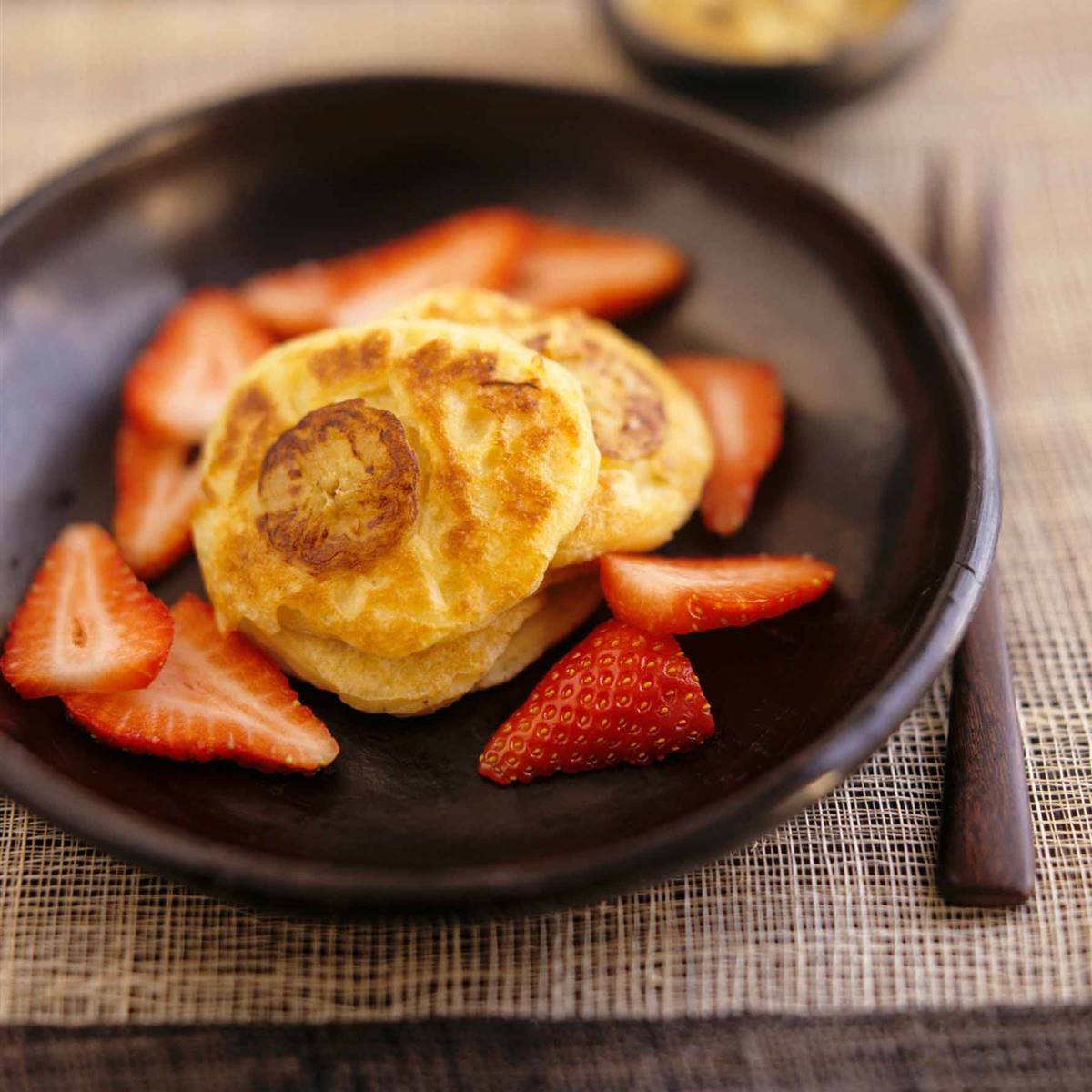 crepes-de-platano-con-limon-y-fresas