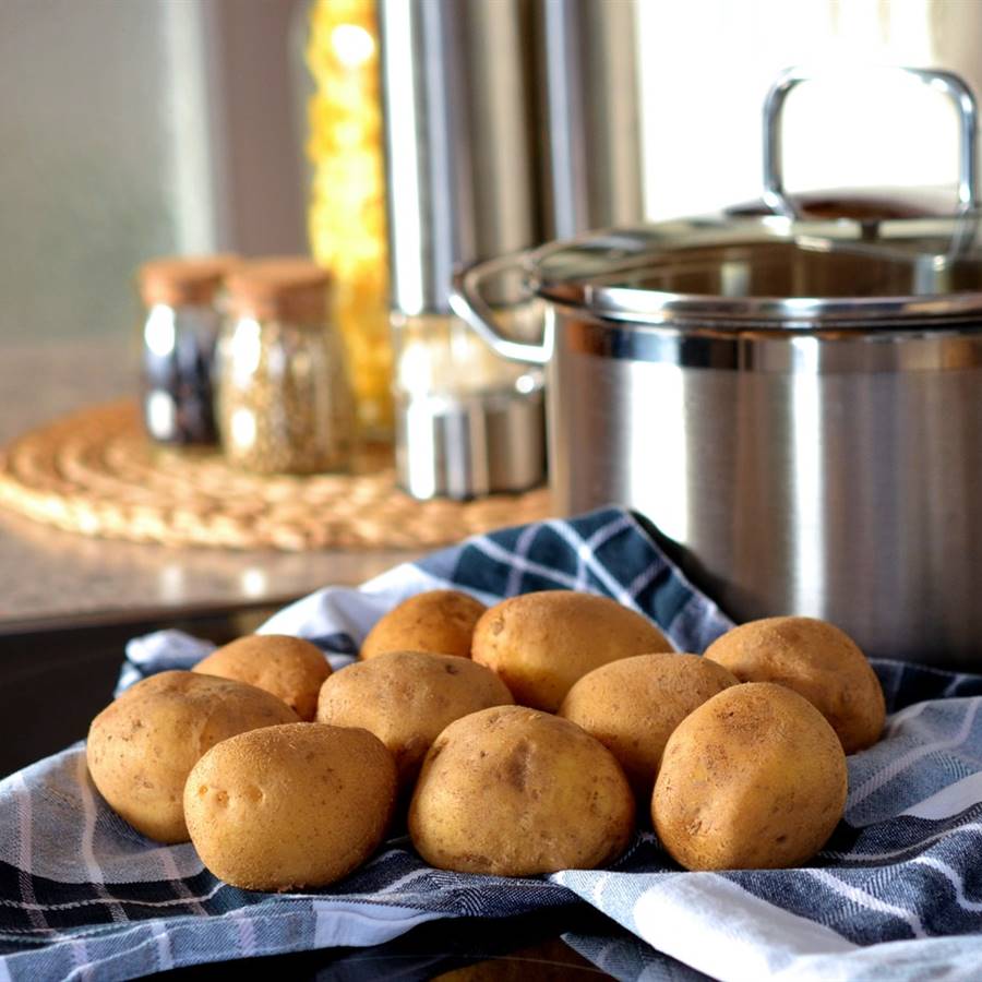 Descubre 8 formas de aprovechar el agua de cocer las patatas