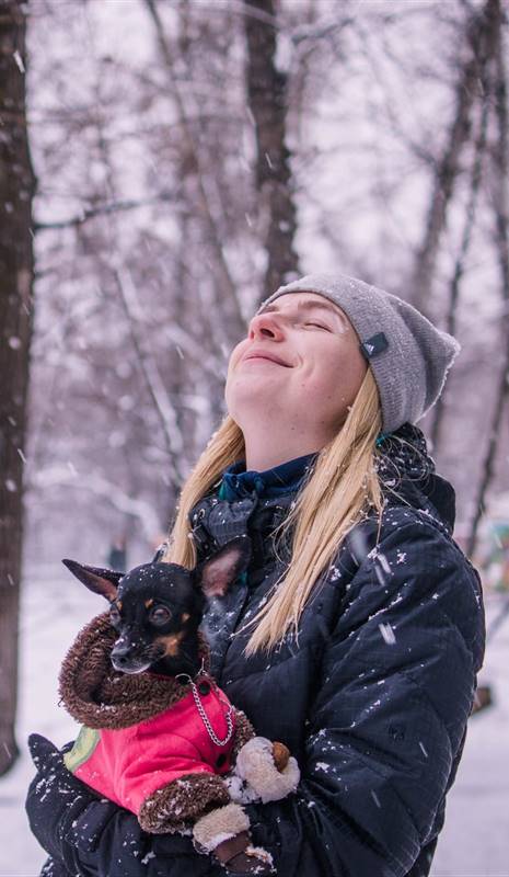 Mujer en la nieve con perro