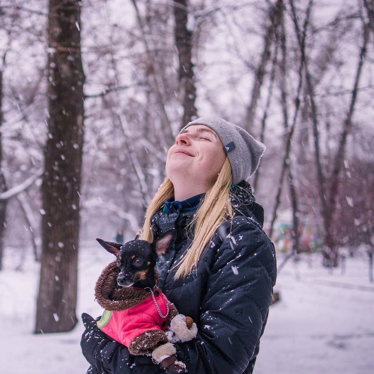 Mujer en la nieve con perro