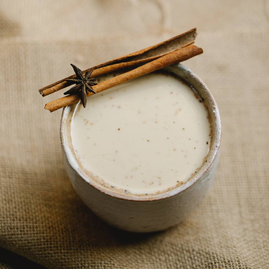 Cómo hacer leche de luna ("moon milk") en casa en solo 5 minutos