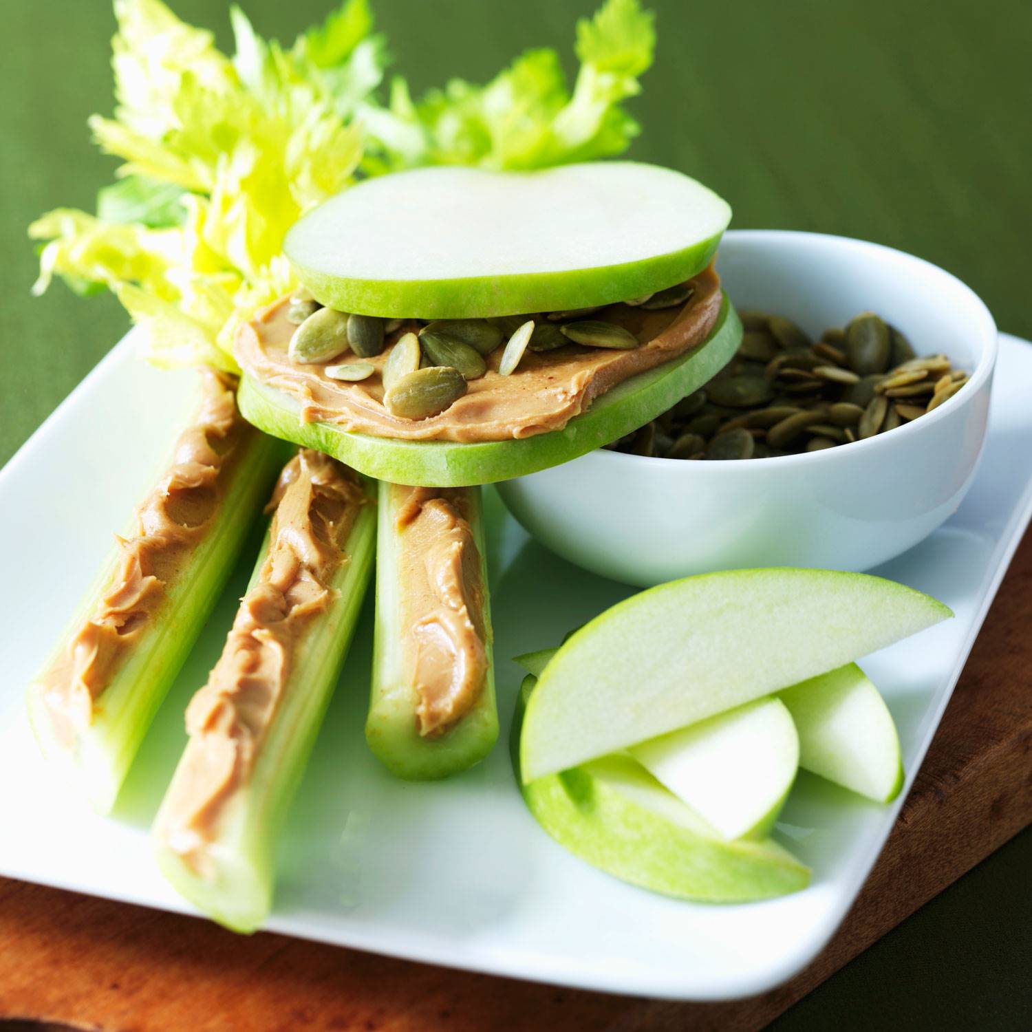 meriendas-saludables-niños-manzana-mantequilla-cacahuete