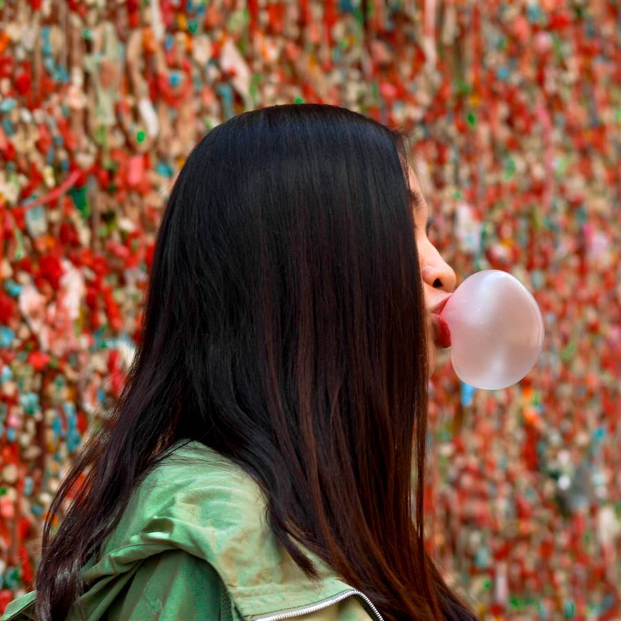 El chicle convencional es plástico que te metes en la boca