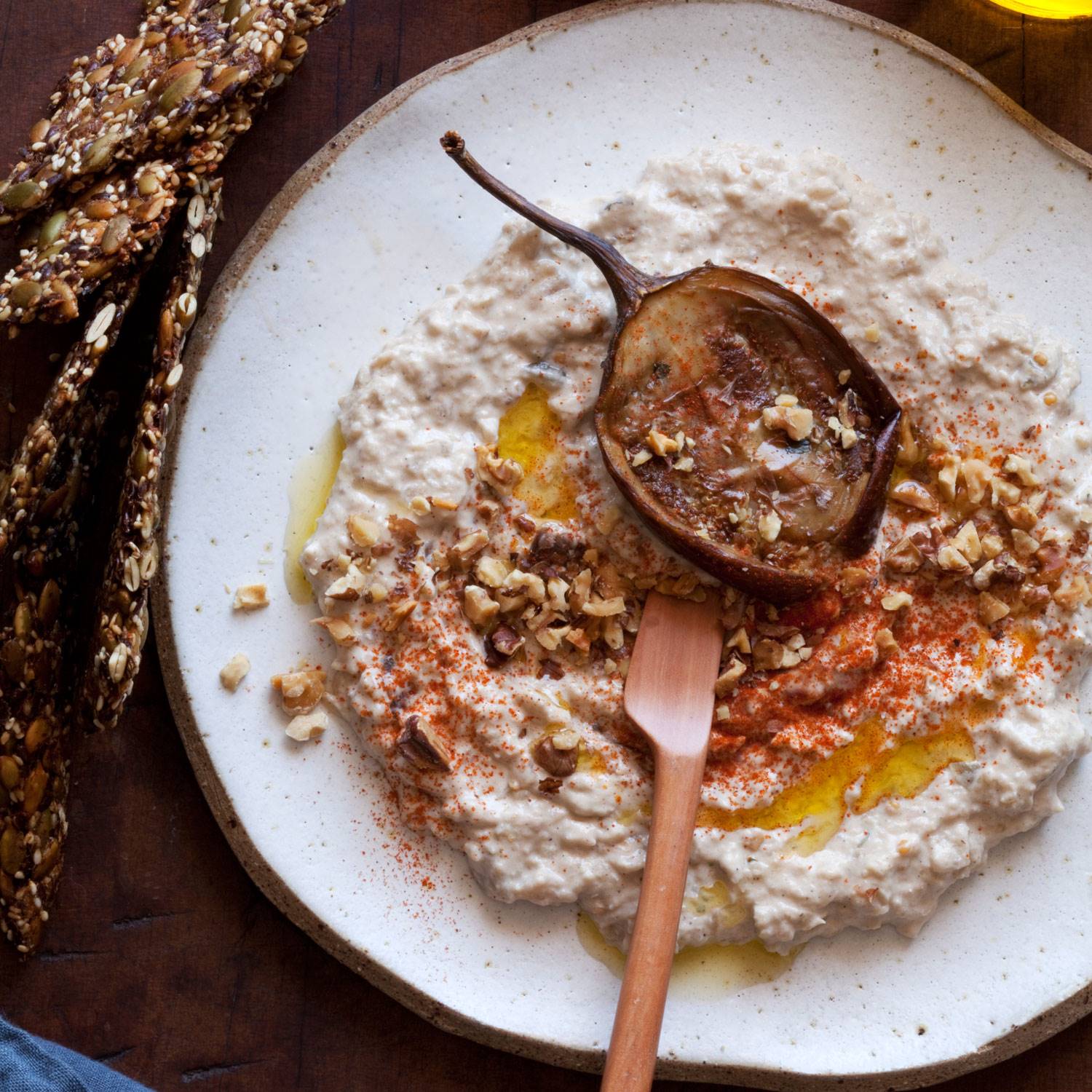 snack-keto-baba-ganoush. Baba ganoush con frutos secos