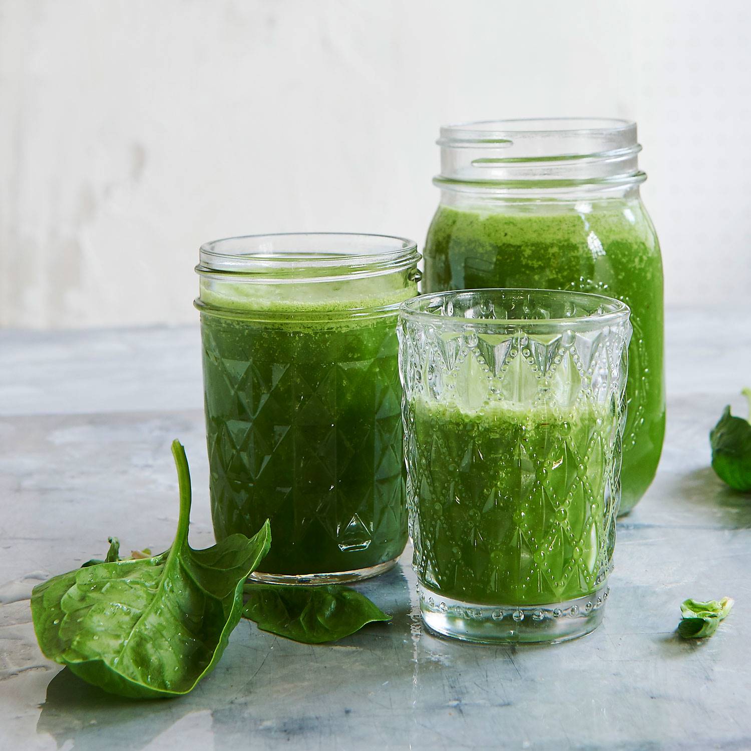 snack-keto-smoothie-aguacate-pepino-cañamo. Smoothie de aguacate, hojas verdes y semillas de cañamo