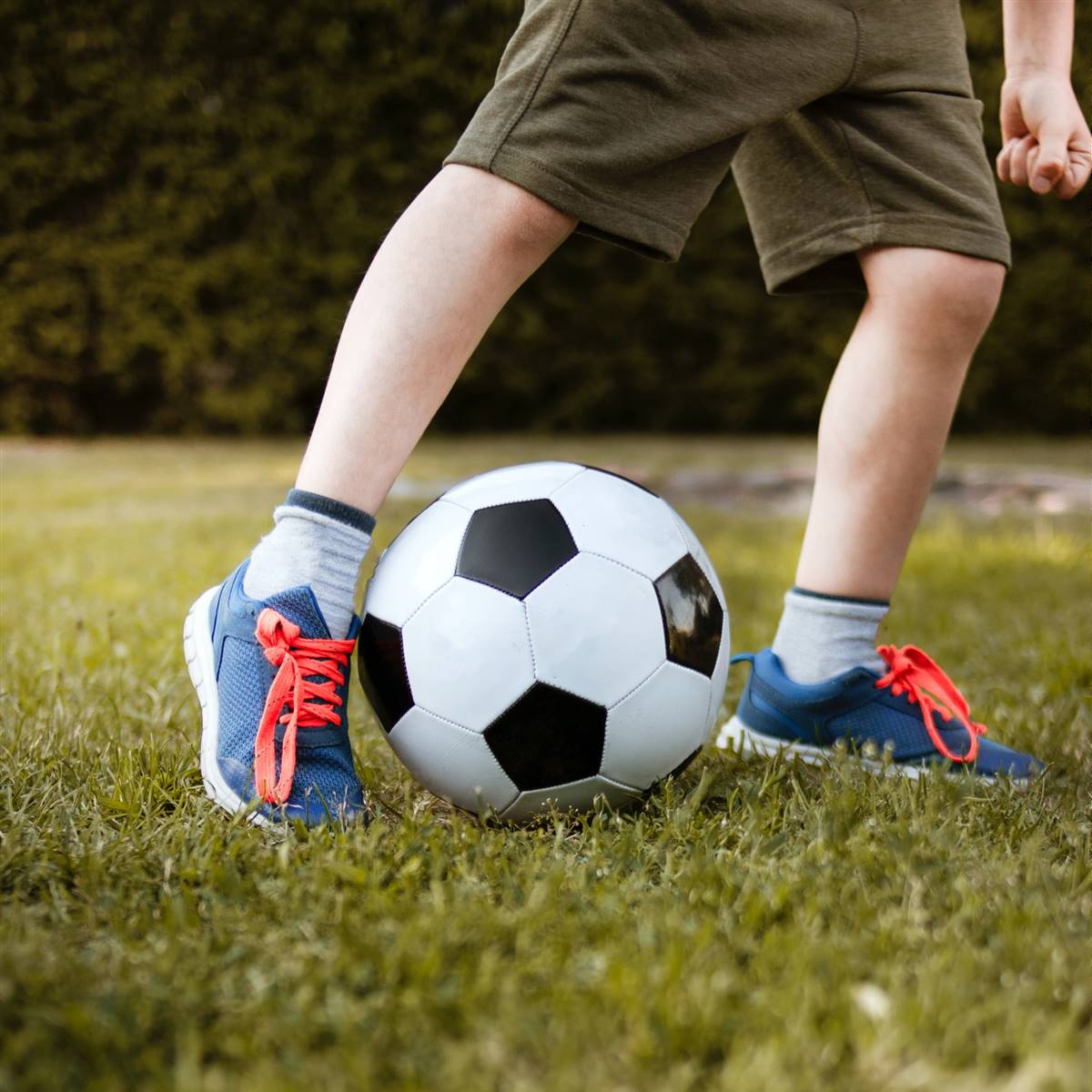 Niño jugando al fútbol
