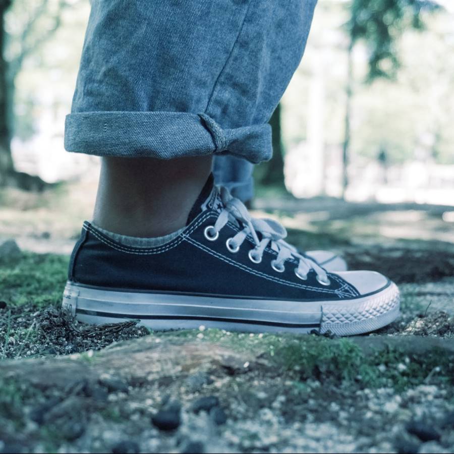 Mujer con zapatillas