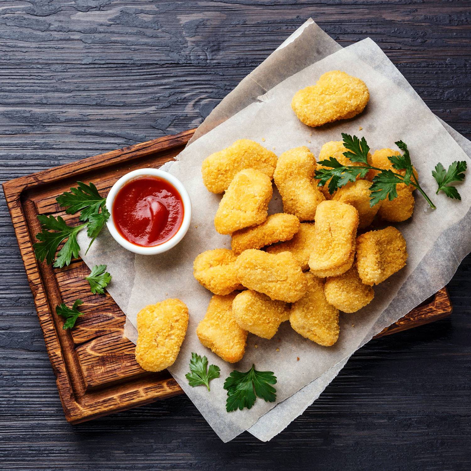 cenas-saludables-ninos-nuggets-tofu-tomate. Nuggets de tofu con salsa de tomate y verduras