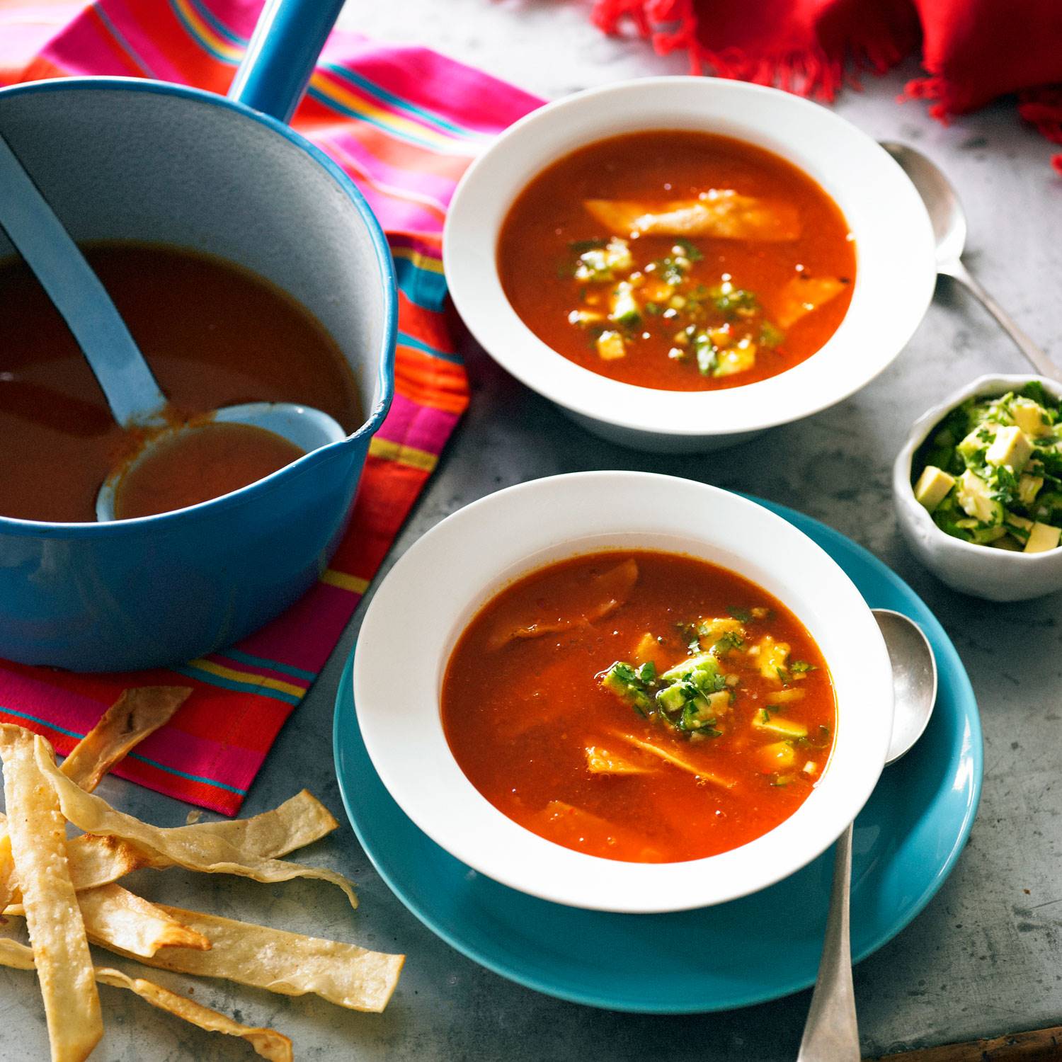 cenas-saludables-ninos-sopa-mexicana-tortilla. Sopa mexicana con aguacate y tortilla crujiente