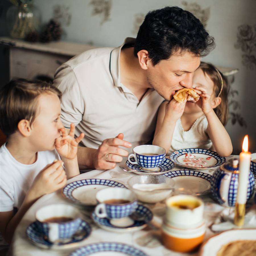 Família desayunando