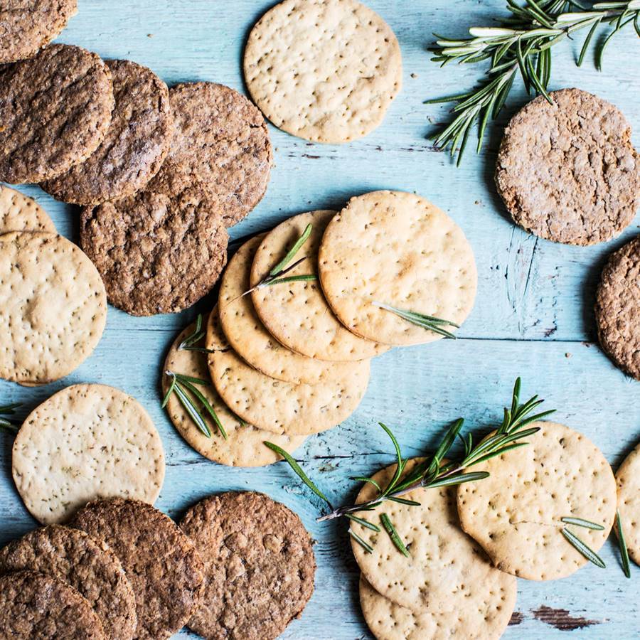 3 recetas de galletas saladas o crackers saludables para hacer en un momento