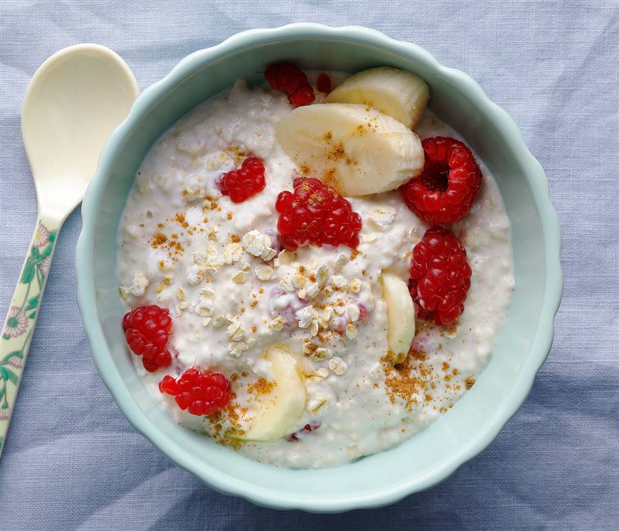 Overnight oats de avena con lino, plátano y frambuesas