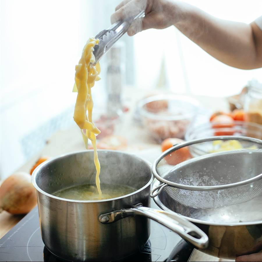 9 cosas que puedes hacer con el agua de cocer la pasta