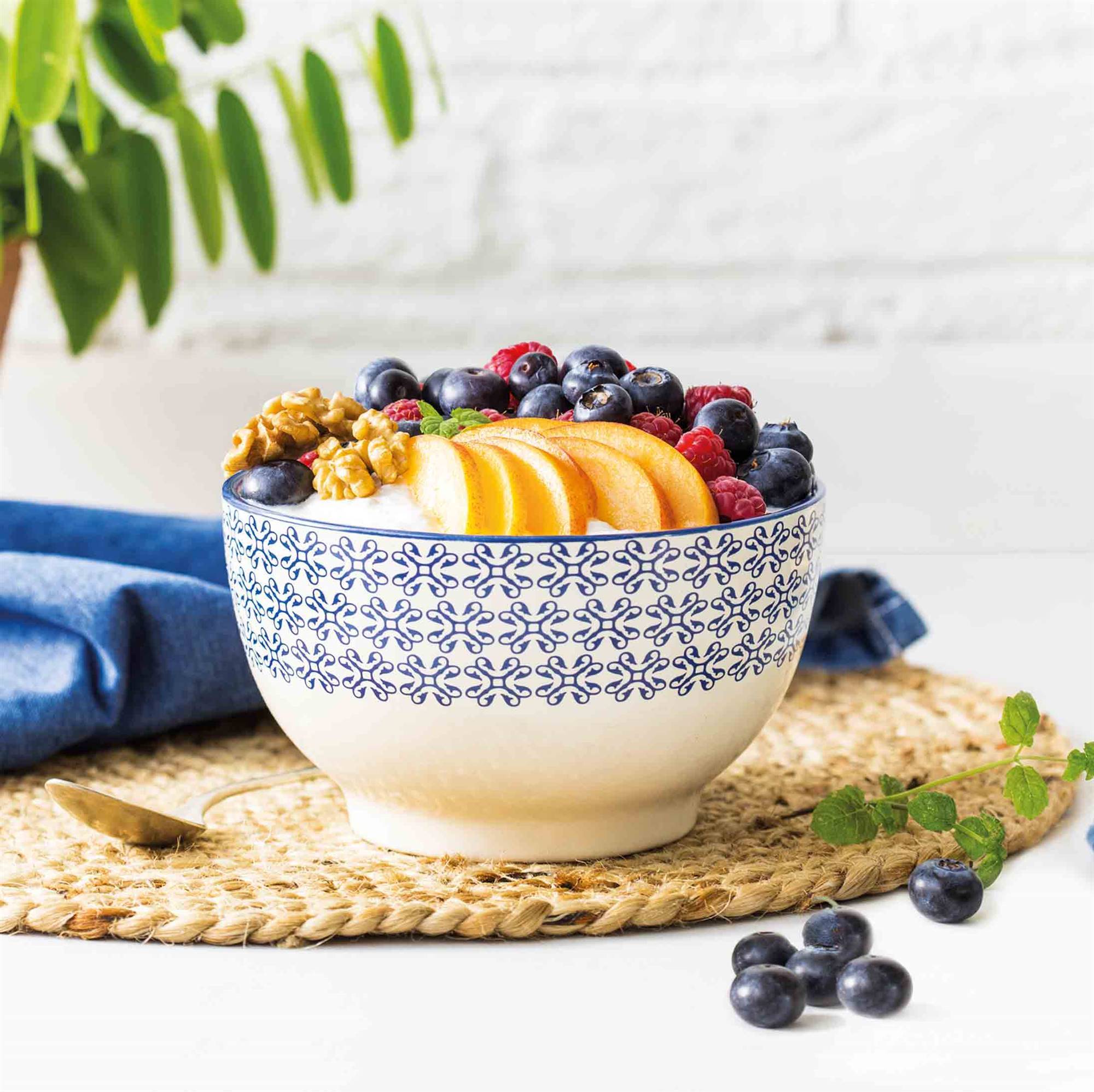 1. Bol de yogur cremoso con frutas