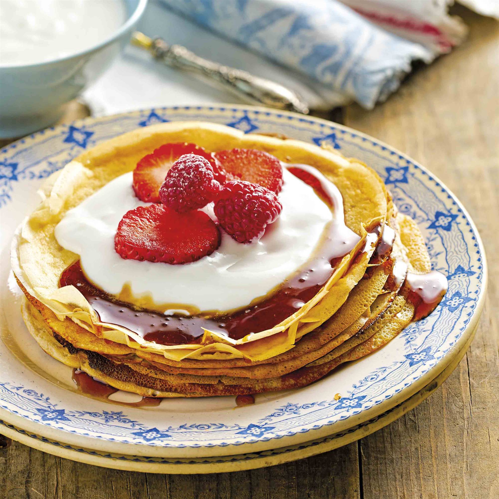 4. Crepes con nata de coco y salsa de frutos rojos