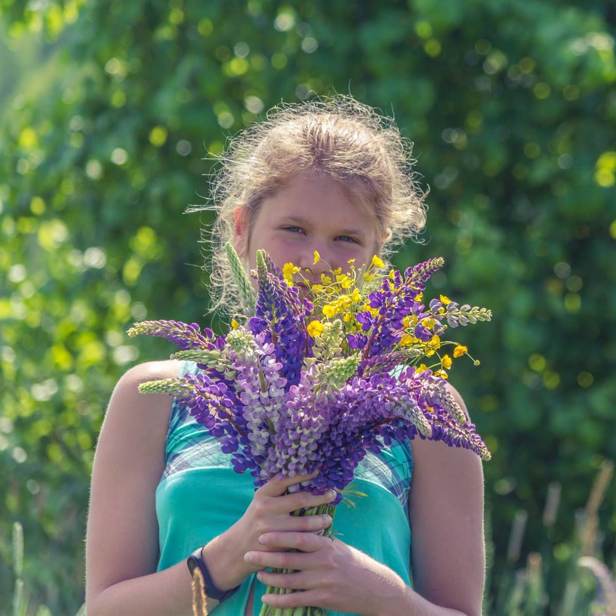 Chica con ramo de flores