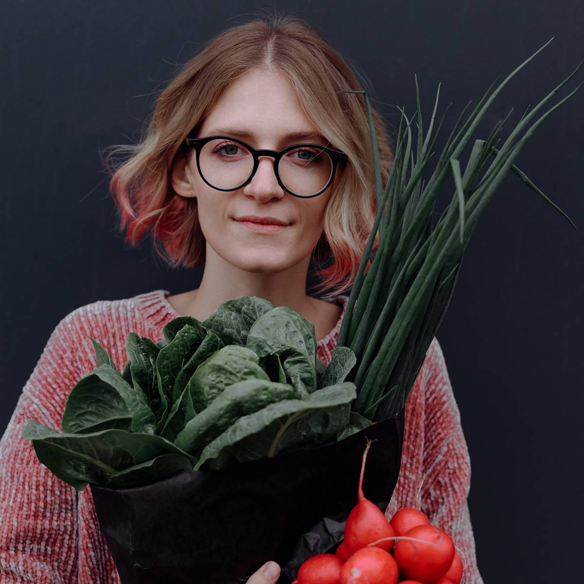 Mujer con verduras