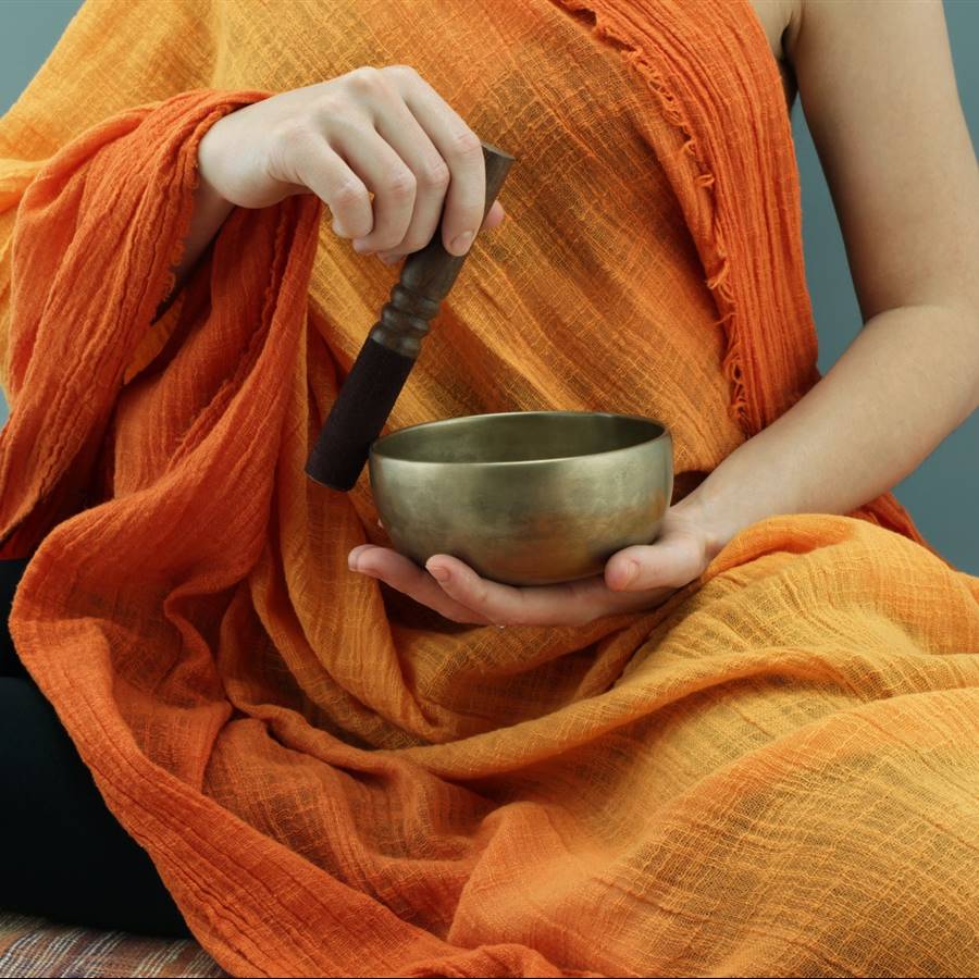 Mujer con cuenco tibetano