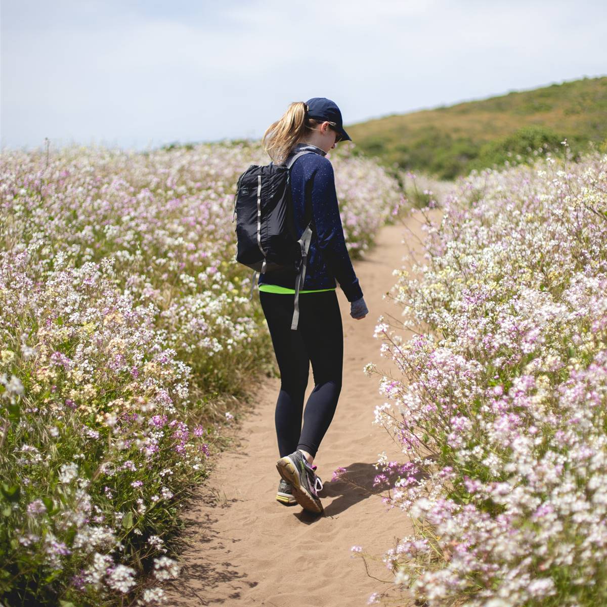 Mujer caminando por el campo