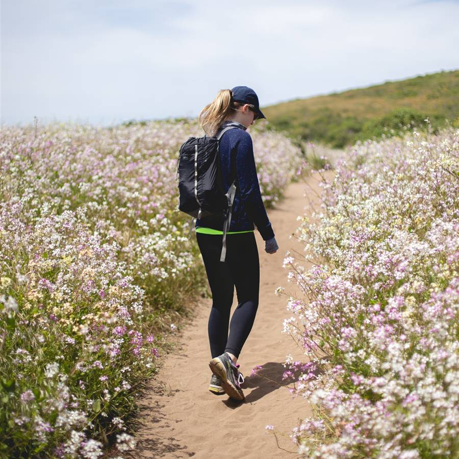 Mujer caminando por el campo