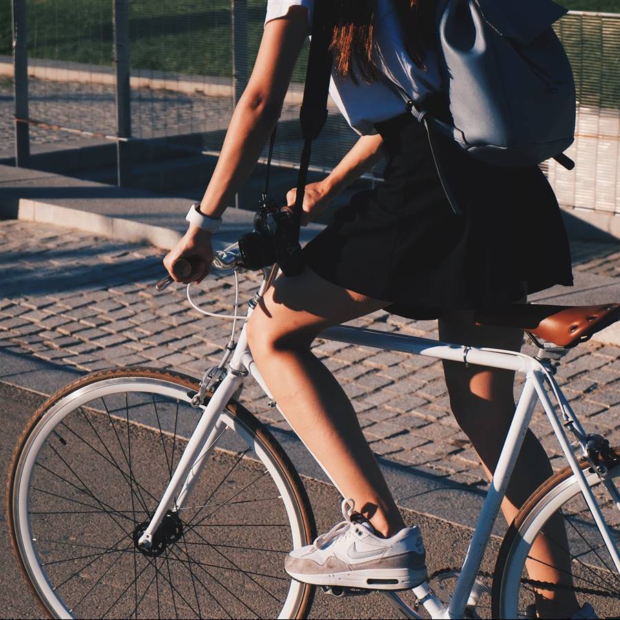 Chica en bicicleta