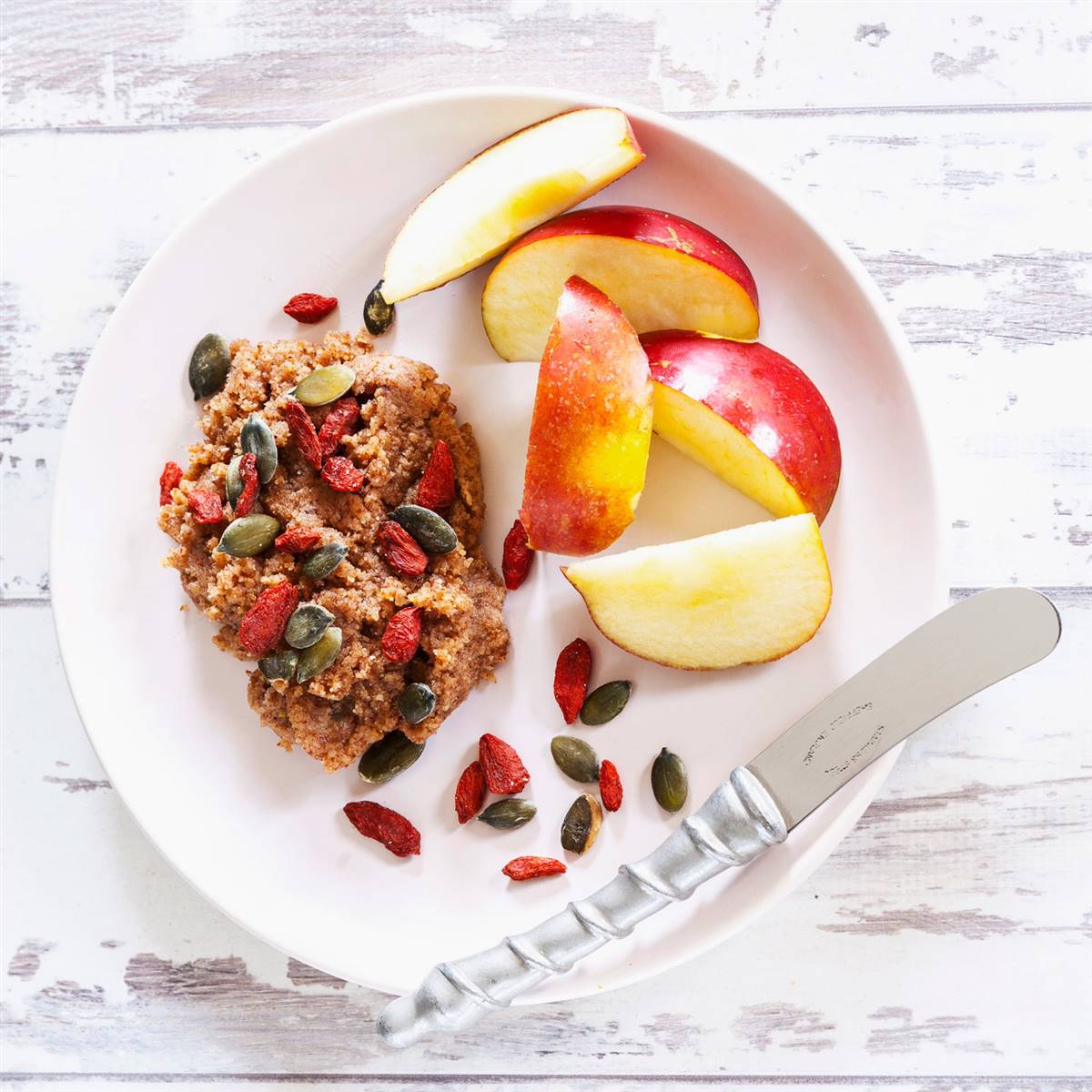 desayunos-saludables-proteina-fruta-mantequilla-almendras