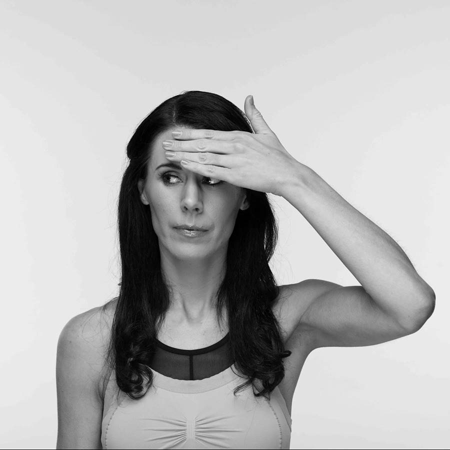 Los 5 ejercicios de yoga facial de Danielle Collins para reafirmar el rostro
