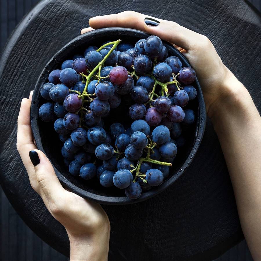 cuenco de uvas negras