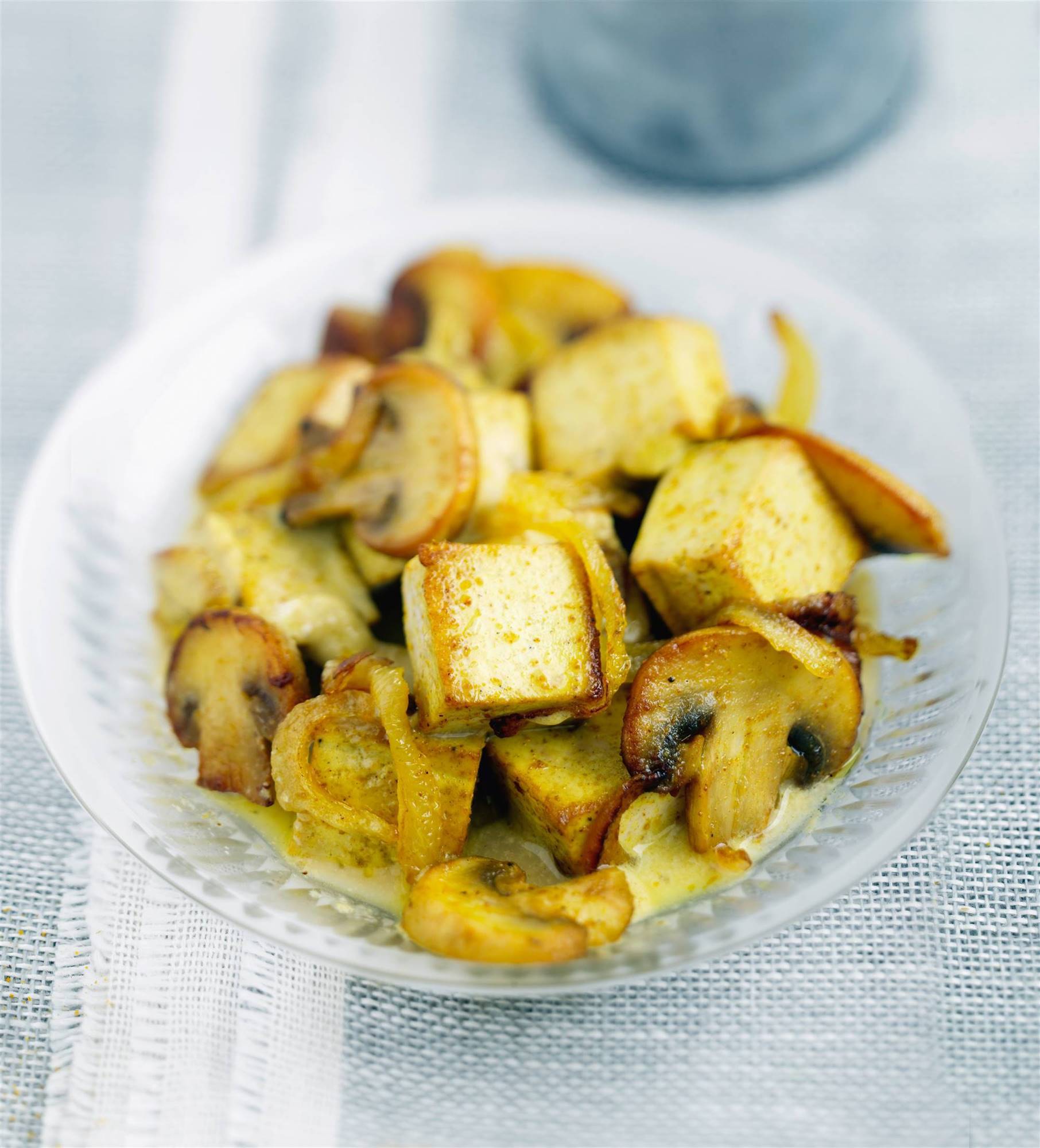 Revuelto de champiñones laminados y tofu