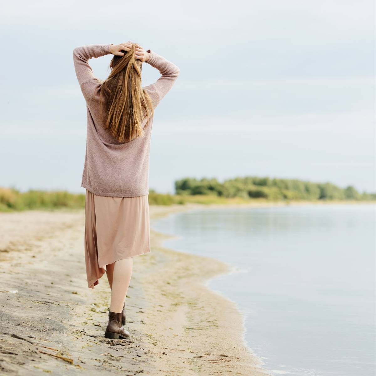 Mujer caminando por la playa
