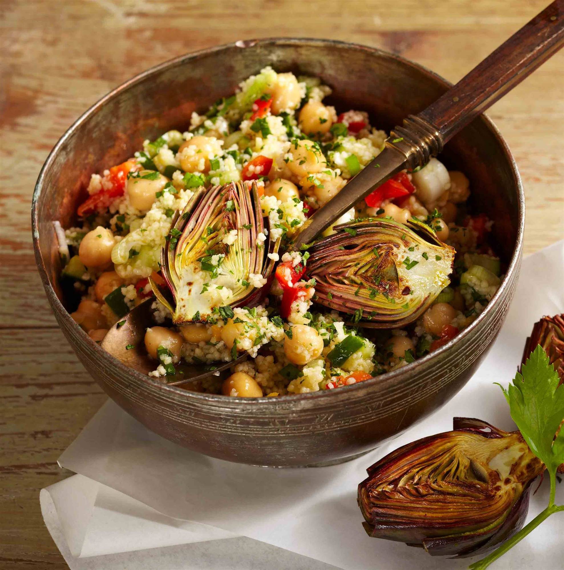 Cuscús con garbanzos y alcachofas confitadas