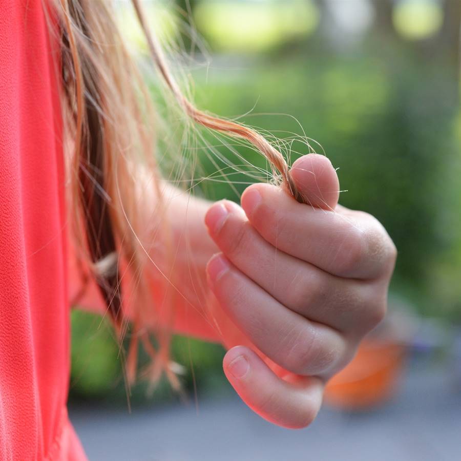 Mujer mirándose el cabello