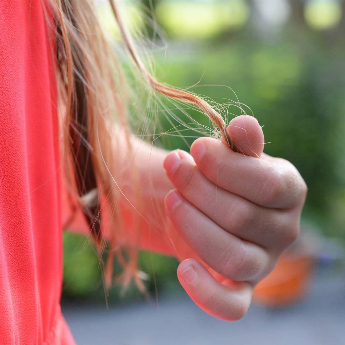 Mujer mirándose el cabello