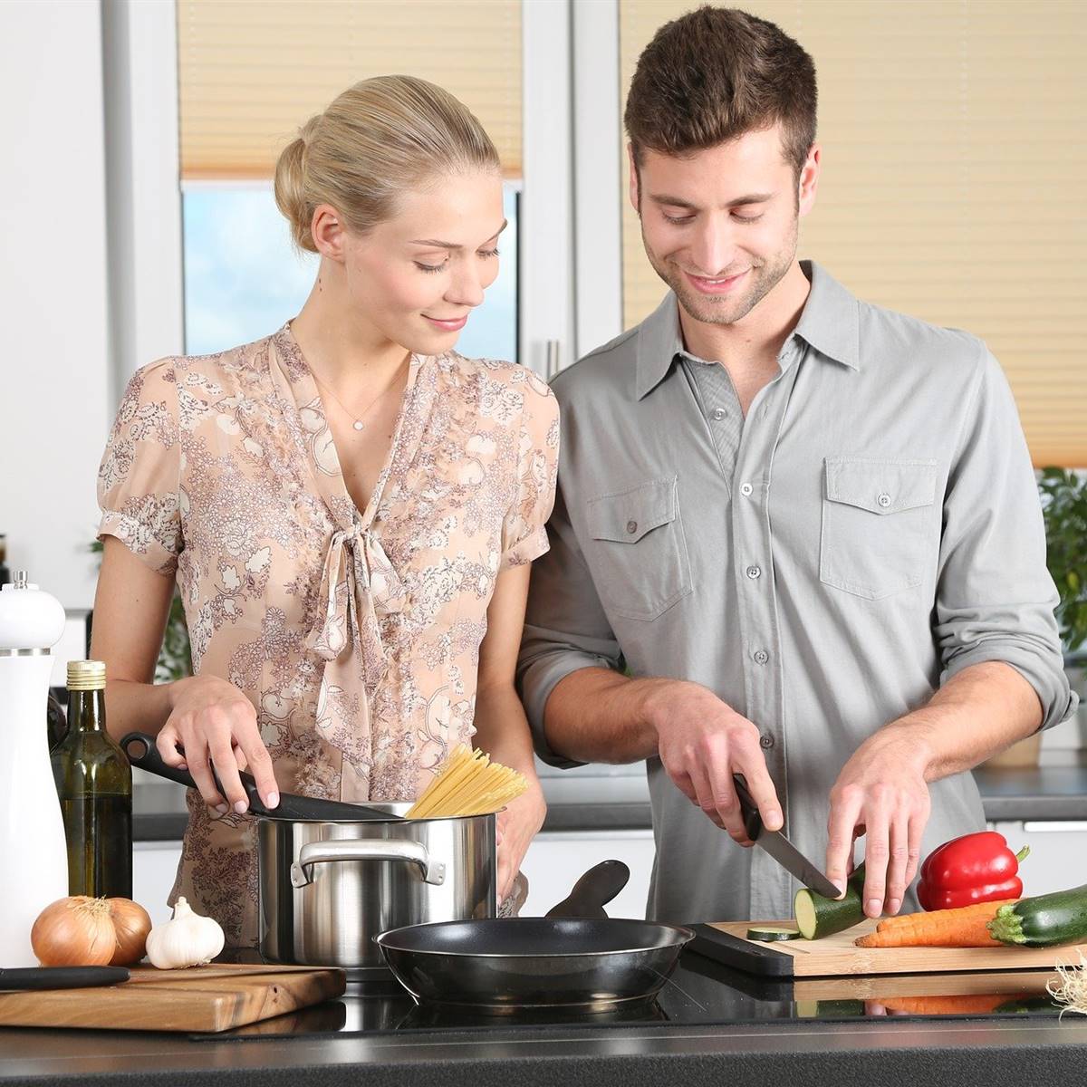 Pareja cocinando