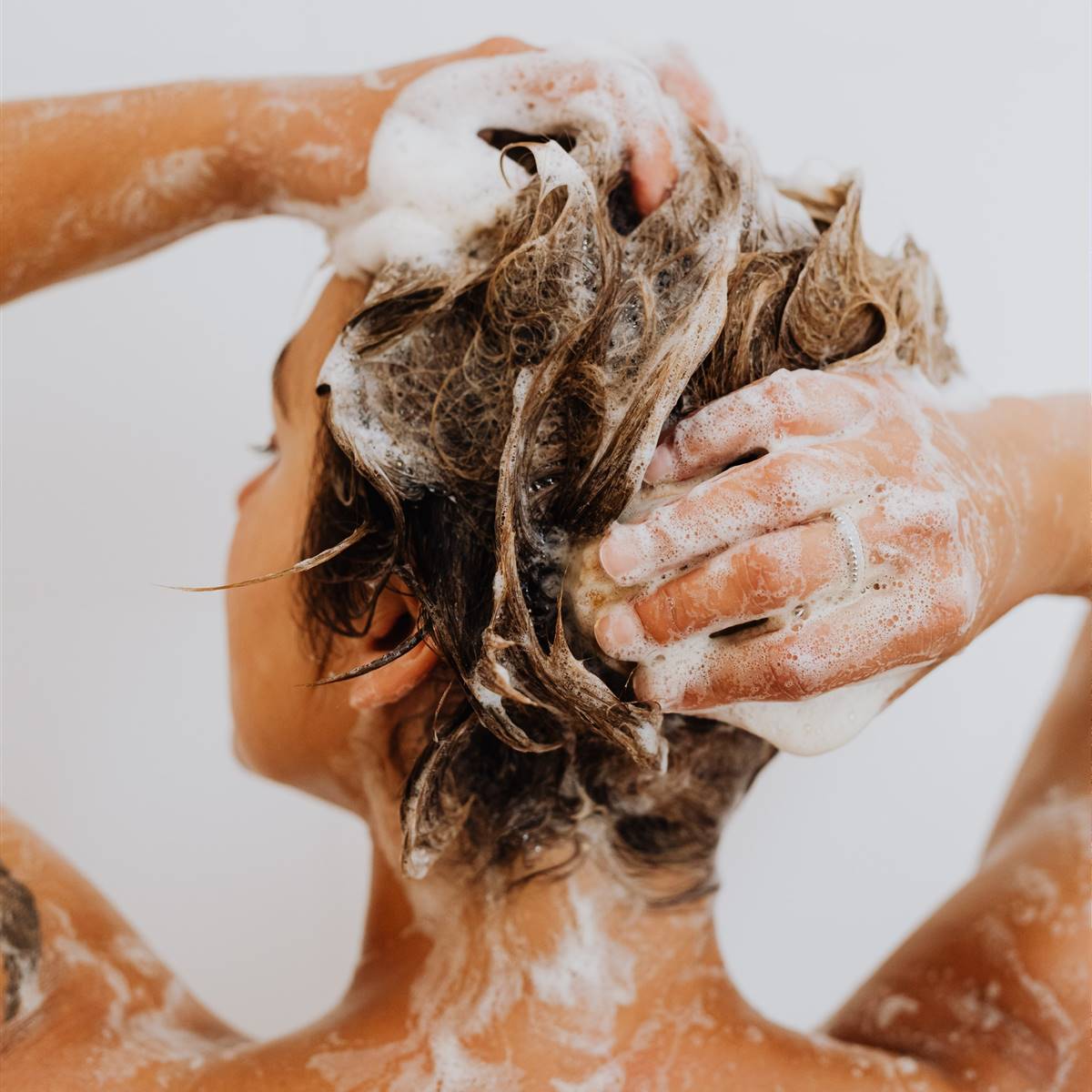 Mujer lavándose el cabello