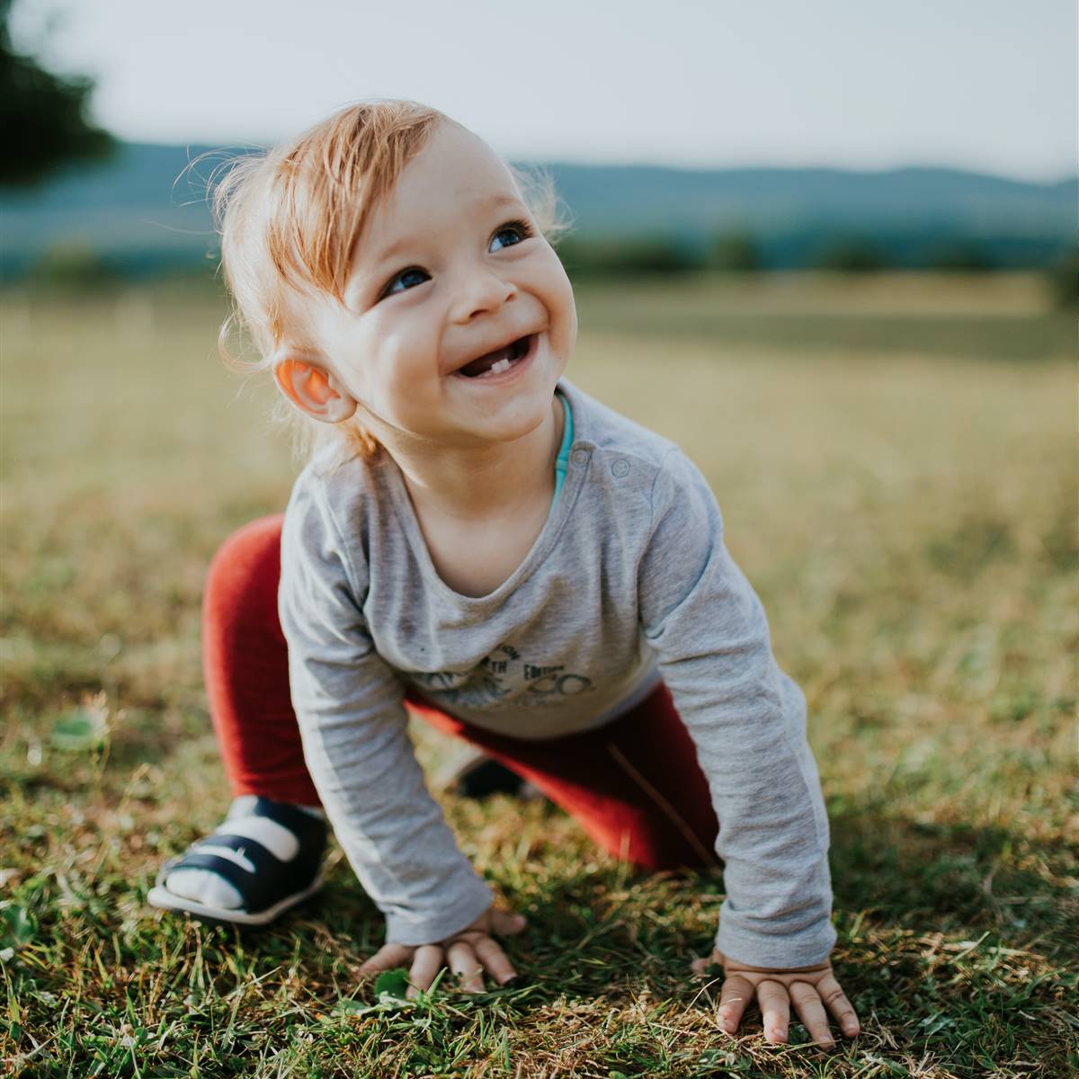 Niño pequeño sonriendo