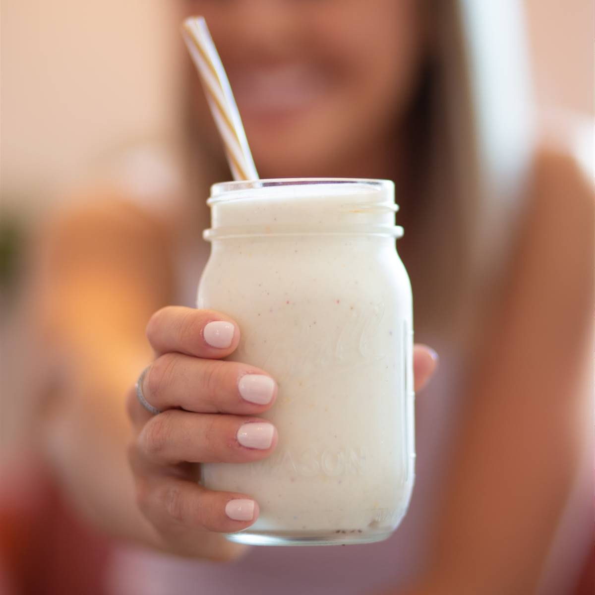 Chica con batido en la mano