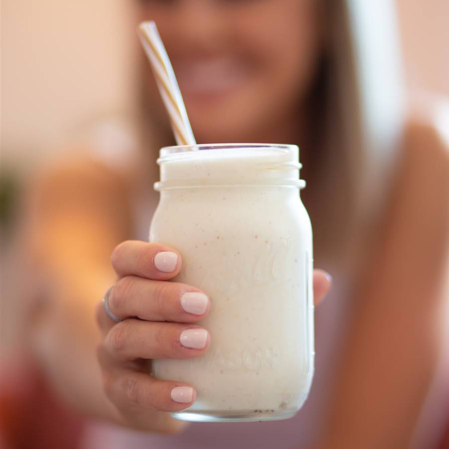 Chica con batido en la mano