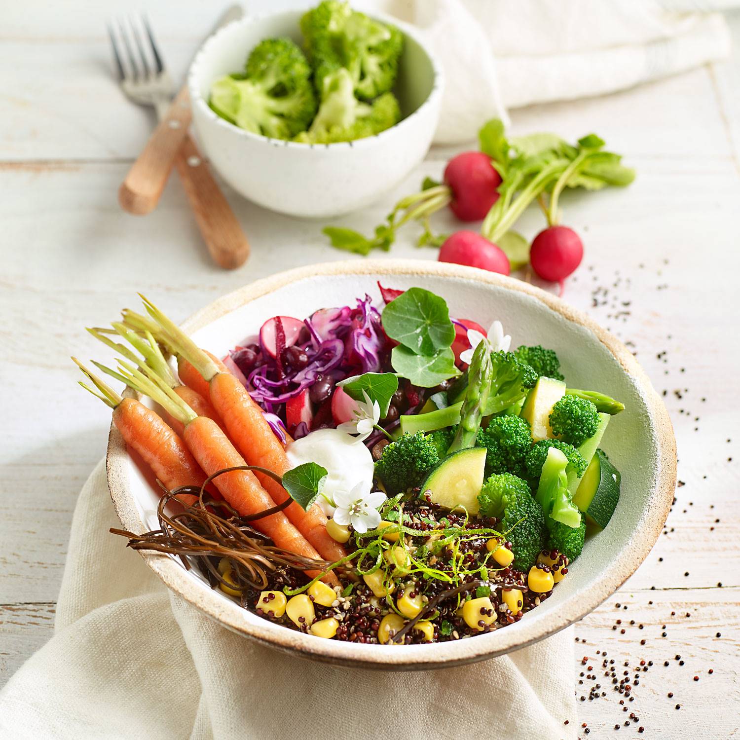 receta-buddha-bowl-quinoa-azukis-verduras-salsa-yogur