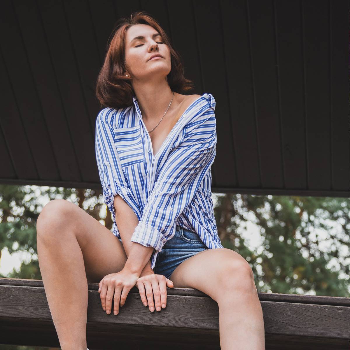 mujer brazos cruzados