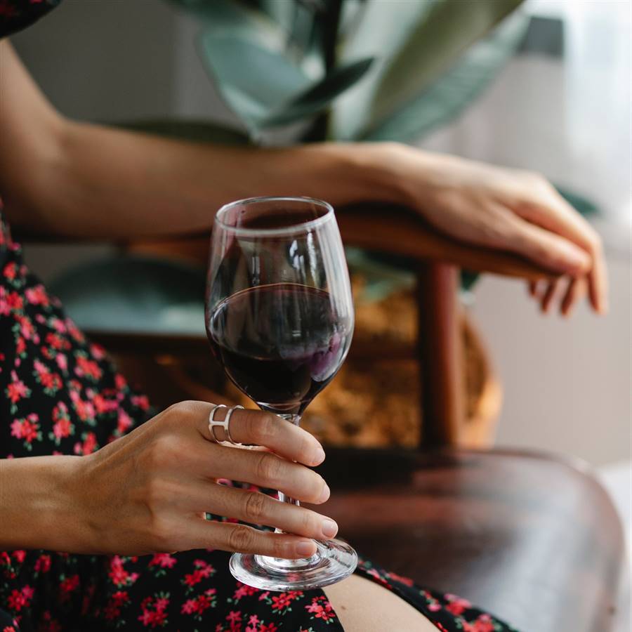 Mujer con copa de vino en la mano