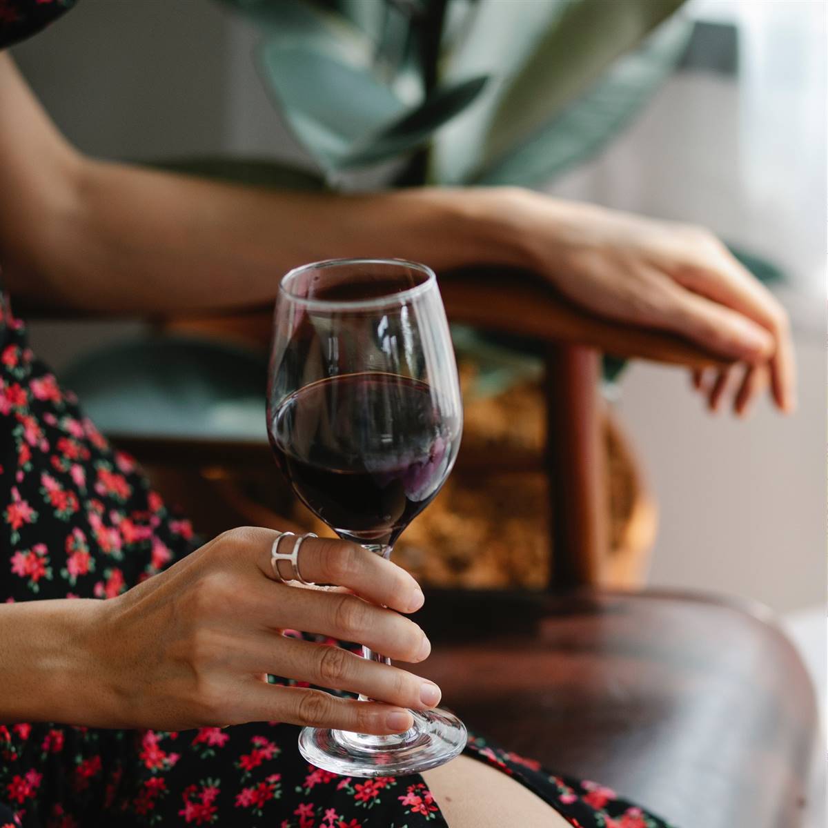 Mujer con copa de vino en la mano