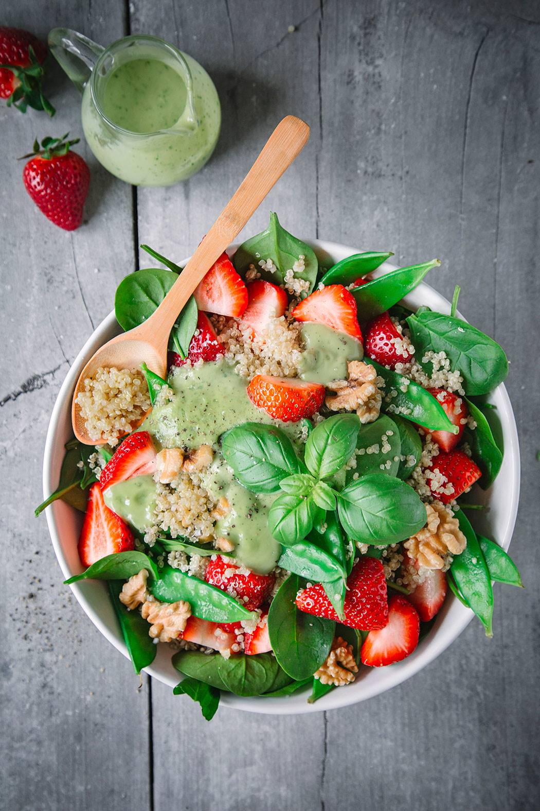 ensalada-de-quinoa-con-fresas. Ensalada de quinoa con fresas y aliño de aguacate