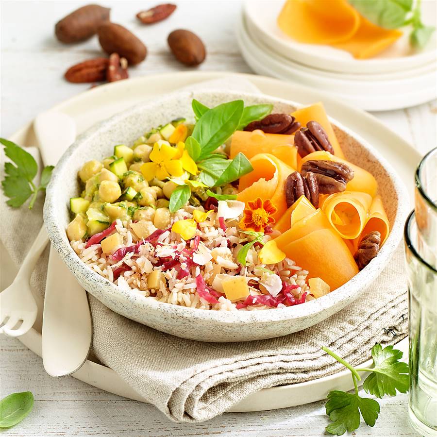 Buddha bowl de arroz con curry verde y pappardelle de calabaza