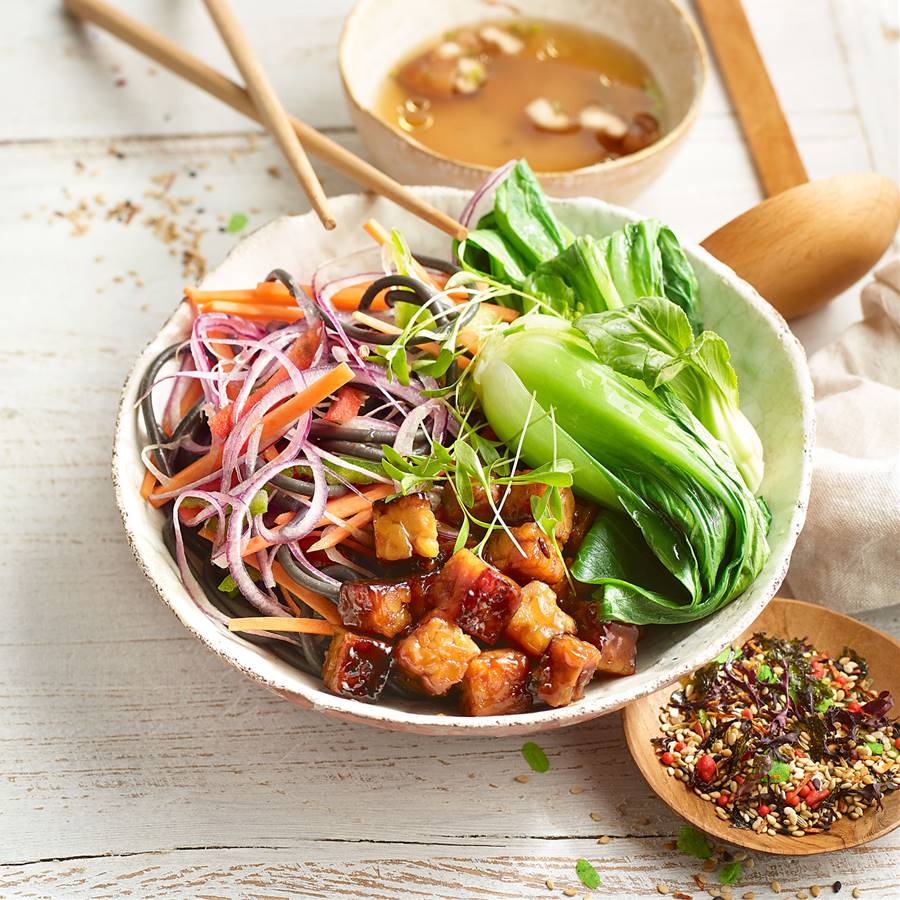 Buddha bowl asiático con yakisoba y tempeh teriyaki