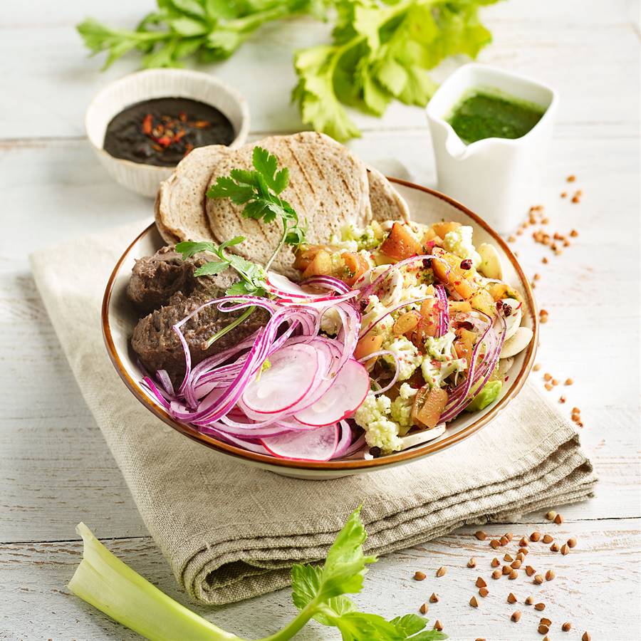 Buddha bowl de frijolitos con ceviche vegetal y mole de chocolate