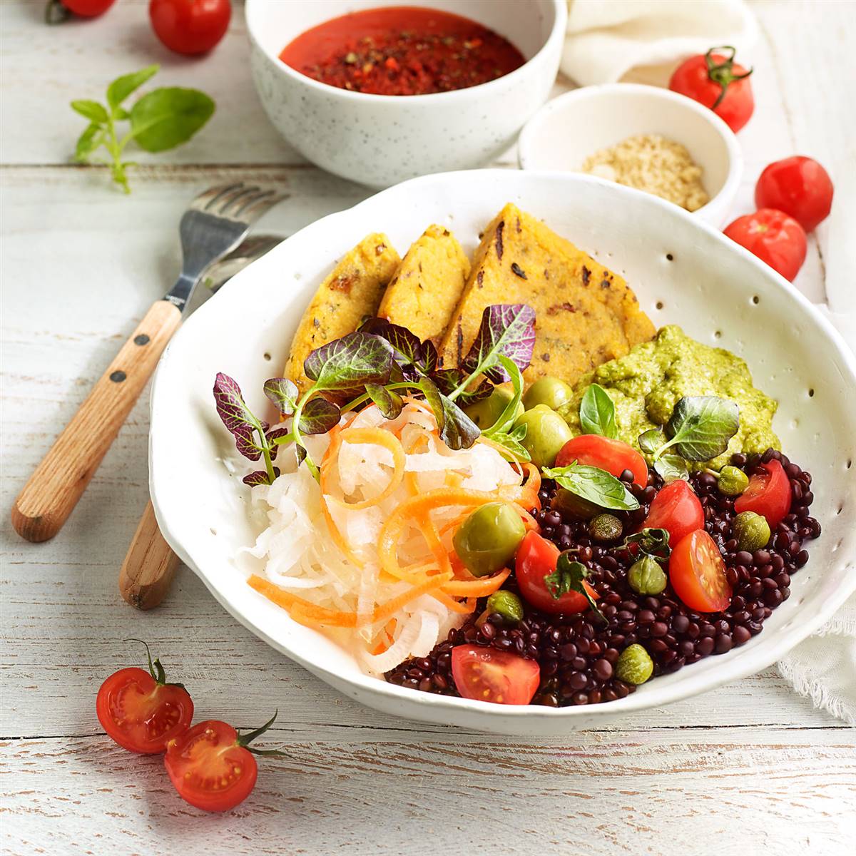 Buddha bowl de zoodles con frittata de polenta, pesto y ensalada de lentejas